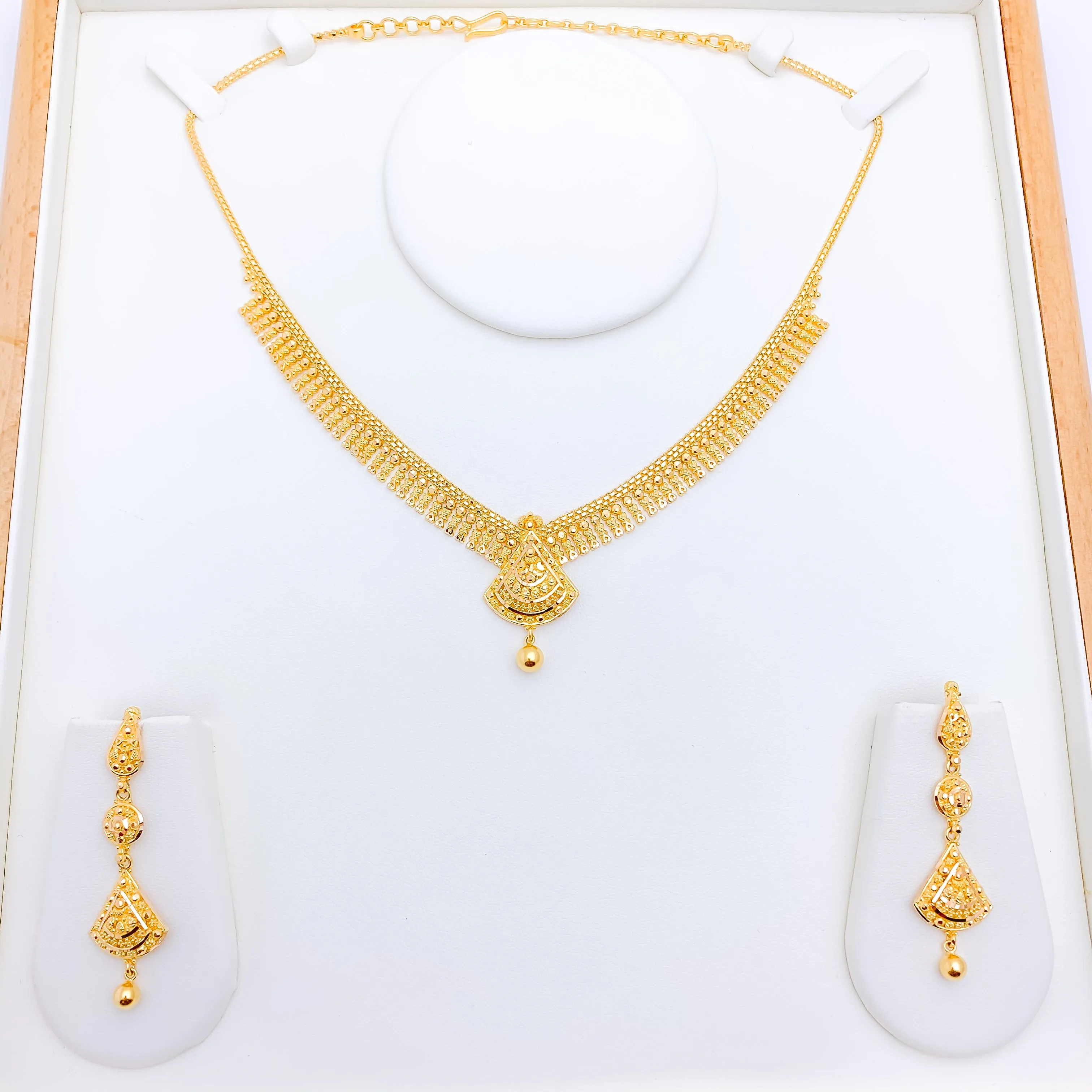 Attractive Matte Necklace Set