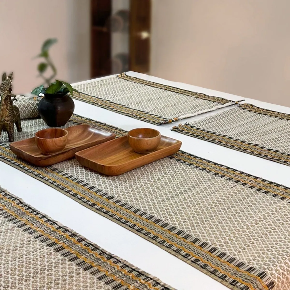 Handmade Dining Table Mats in Beige (Set of 2/4/6) | Eco Friendly Tableware Sustainably Handwoven from Natural Grass